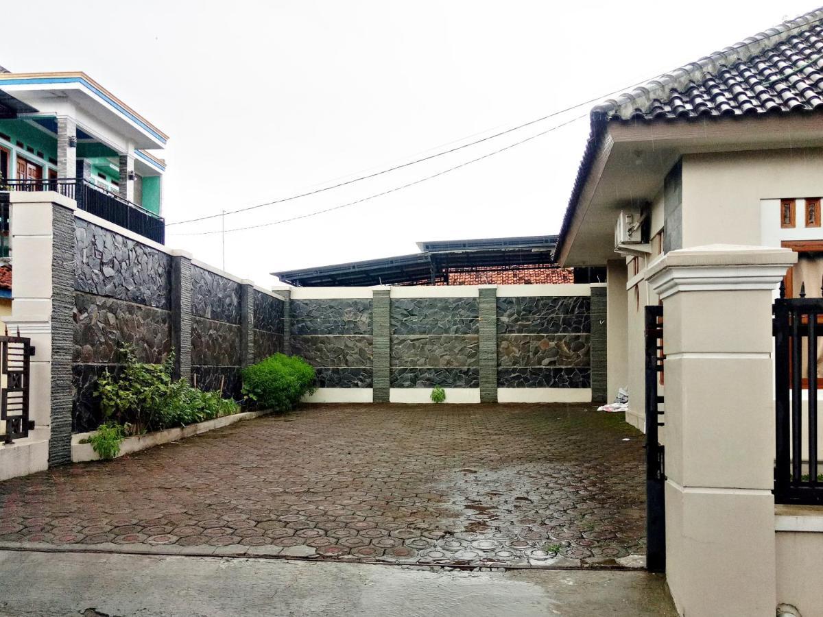 Wisma Andali Syariah Near Rsud Cideres Маяленгка Экстерьер фото